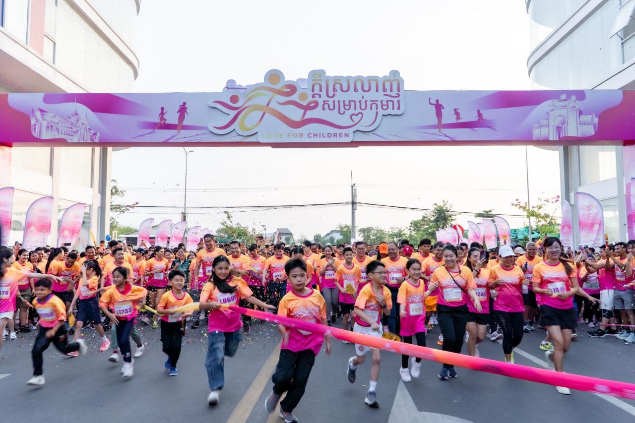 ក្រុមហ៊ុន លី ហួរ គ្រុប និងក្រុមហ៊ុនបុត្រសម្ព័ន្ធ រៀបចំកម្មវិធីដើររួមគ្នា ក្រោមអត្ថន័យ «ក្ដីស្រឡាញ់សម្រាប់កុមារ» ដែលមានអ្នកចូលរួមជិត២ពាន់នាក់